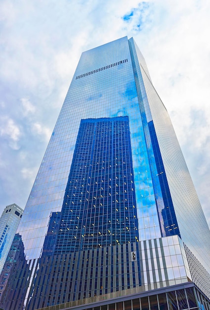 Vista de baixo para cima no arranha-céu em Manhattan, Nova York, EUA