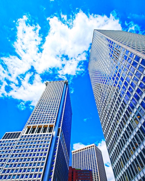 Vista de baixo para cima no distrito financeiro de Lower Manhattan, Nova York, NYC, EUA. Edifícios de vidro altos dos arranha-céus Estados Unidos da América. Céu azul no fundo. Lugar vazio para espaço de cópia.