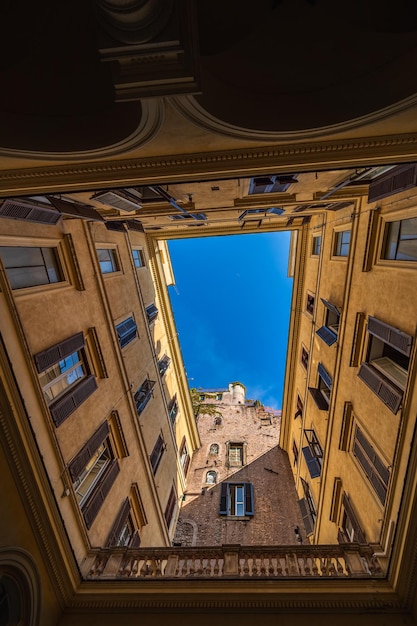 Foto vista de baixo para cima pátio não retangular de edifício antigo muralha antiga céu claro acima de roma itália