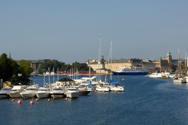 Vista de Balsieholmen com o museu nacional de Estocolmo, Suécia, com barcos em primeiro plano