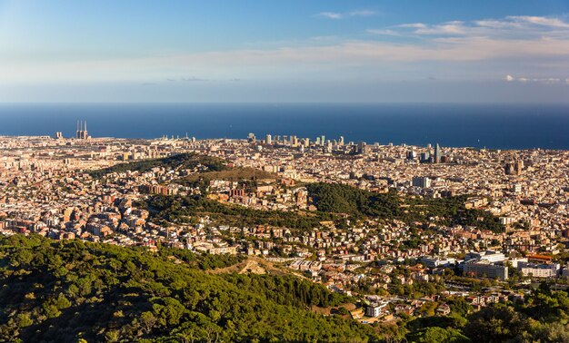 Vista de barcelona, incluindo a sagrada família e a torre agbar