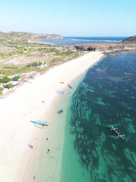 Foto vista de barcos de pesca inclinados na praia