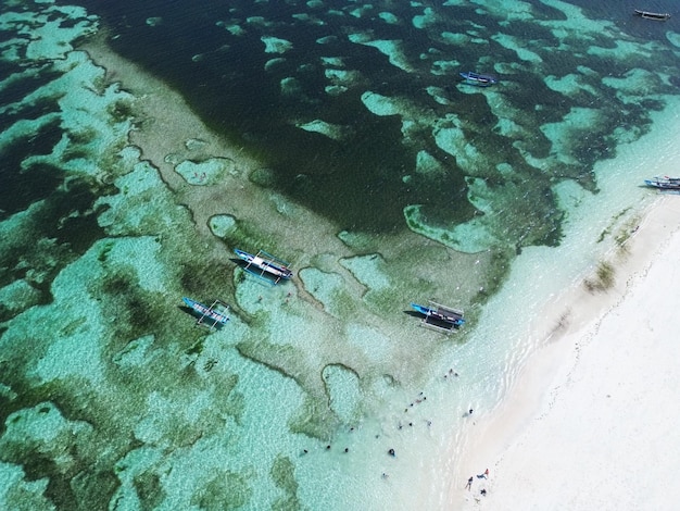 Foto vista de barcos de pesca inclinados na praia