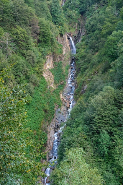 Vista de Beauriful na cachoeira da montanha em Tusheti, Geórgia. Natureza