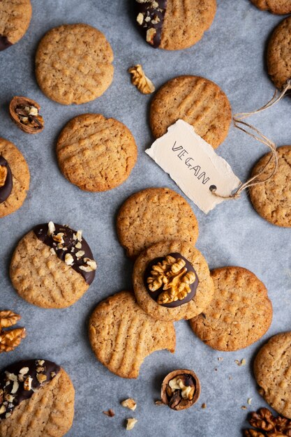 Foto vista de biscoitos assados feitos por padaria vegana