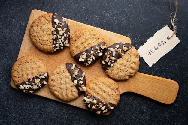 Foto vista de biscoitos assados feitos por padaria vegana
