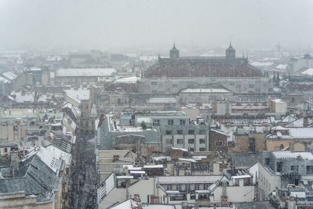 Vista de Budapeste com o telhado da Ópera Estatal Húngara ao fundo no inverno