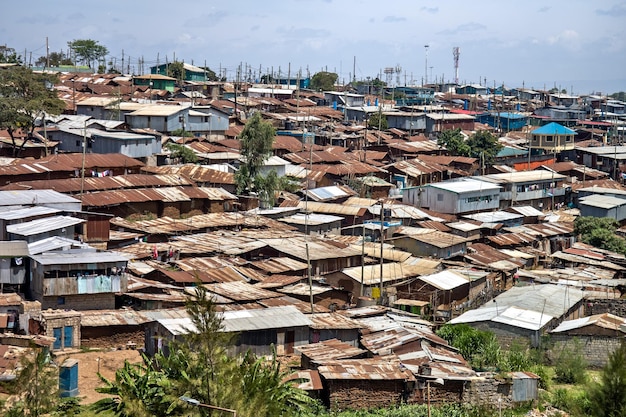 Foto vista de cabanas de ferro ondulado no bairro de kibera, no centro de nairóbi, na áfrica oriental, uma das maiores favelas da áfrica