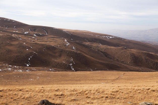 Vista de cadeias de montanhas secas