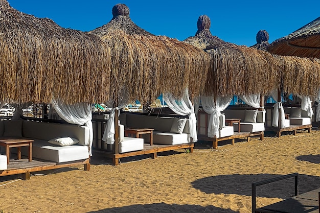 Vista de cadeiras e guarda-sóis na praia arenosa de Kemer Turquia