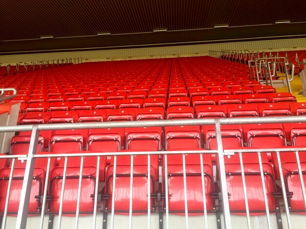 Foto vista de cadeiras vazias no estádio