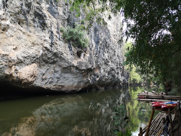 Vista de caiaques vermelhos com pás neles no rio tailândia