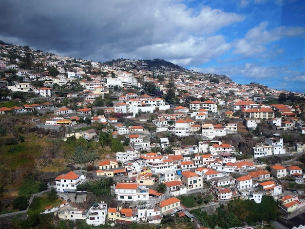 Foto vista de câmara de lobos na ilha da madeira