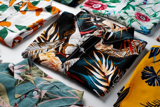 Foto vista de camisas havaianas com estampa floral