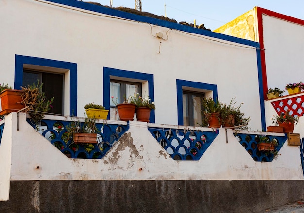 Vista de casas coloridas de Linosa uma das Ilhas Pelagie no Canal da Sicília do Mar Mediterrâneo