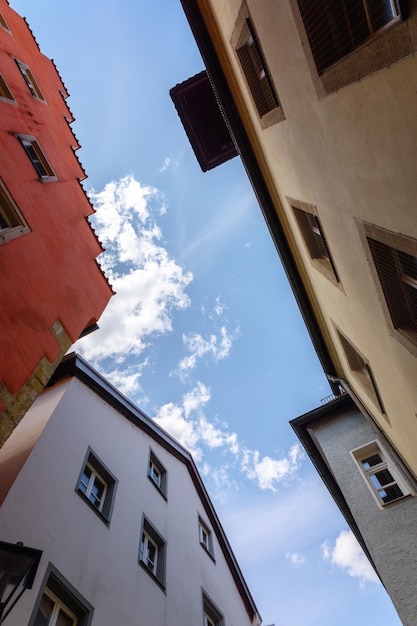 Vista de casas de baixo para cima e céu azul telhados incomuns e paredes coloridas de casas em um dia ensolarado