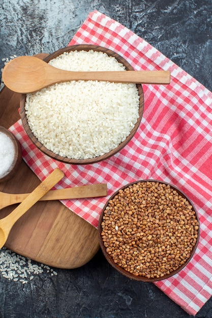 vista de cima arroz cru com lentilhas de laranja e trigo sarraceno em fundo escuro comida semente farinha grumos cor de sopa