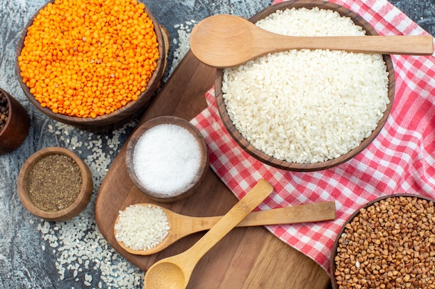 vista de cima arroz cru com lentilhas de laranja e trigo sarraceno no fundo escuro alimentos sementes farinha de cereais cereais sopa cores