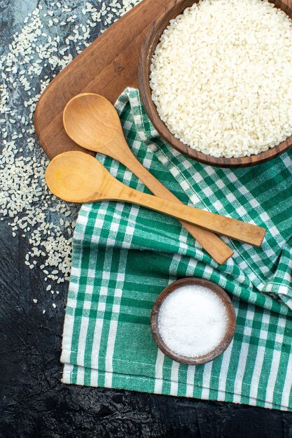 Vista de cima arroz cru com temperos em fundo escuro cereal sêmola sopa comida farinha semente