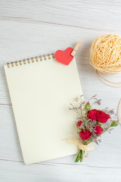 Foto vista de cima, bloco de notas aberto no fundo branco coração casal casamento paixão sentimento amor feriado