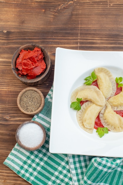 vista de cima bolos quentes de batata saborosos com pasta de tomate e temperos em fundo marrom cozinhar assar restaurante serviço de massas cozinha torta de bolo