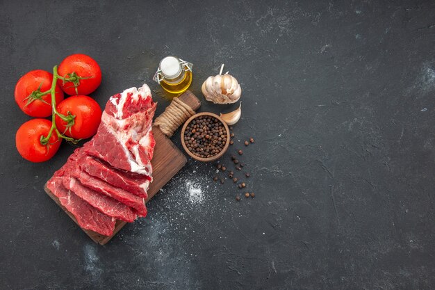 vista de cima carne fresca fatiada carne crua com tomate vermelho