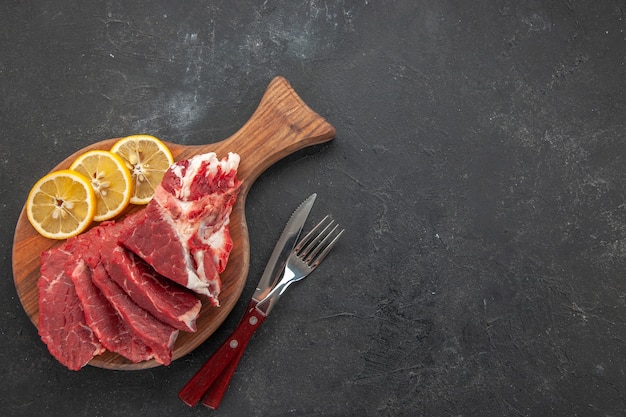 Vista de cima carne fresca fatiada com rodelas de limão