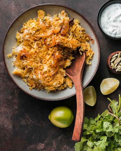 Foto vista de cima comida deliciosa com colher de pau