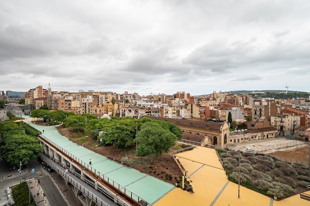 Vista de cima da área mercat nou no distrito de barcelona sants calçadões e edifícios da cidade grande