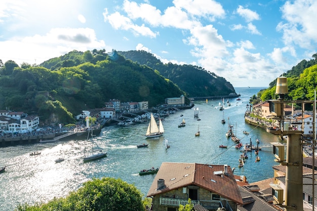 Vista de cima da baía de Pasajes Pasajes San Juan e San Pedro Gipuzkoa Espanha