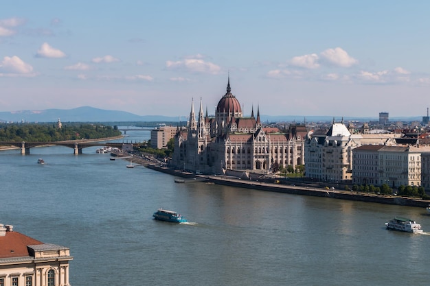 Vista de cima da cidade de Budapeste, na Hungria, o rio Danúbio atravessa o edifício do Parlamento num dia quente e ensolarado