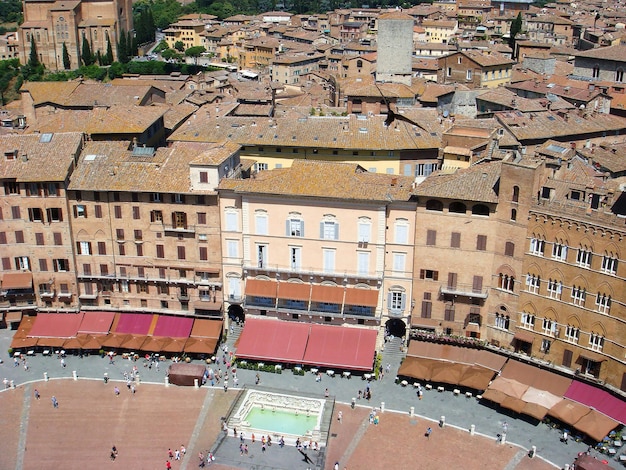 Vista de cima da cidade e praça em um dia de verão Siena Itália