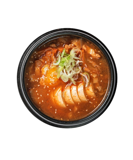 Vista de cima da cozinha tradicional coreana em fundo branco, sopa kimchi