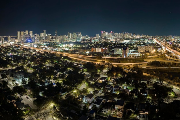 Vista de cima da grande interseção da rodovia americana em Miami, Flórida, à noite, com carros e caminhões em movimento rápido Conceito de infraestrutura de transporte dos EUA