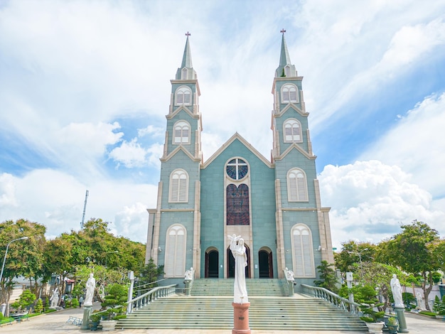 Vista de cima da Igreja Chanh Toa em Ba Ria Vung Tau A luz brilha na estátua da Virgem Maria