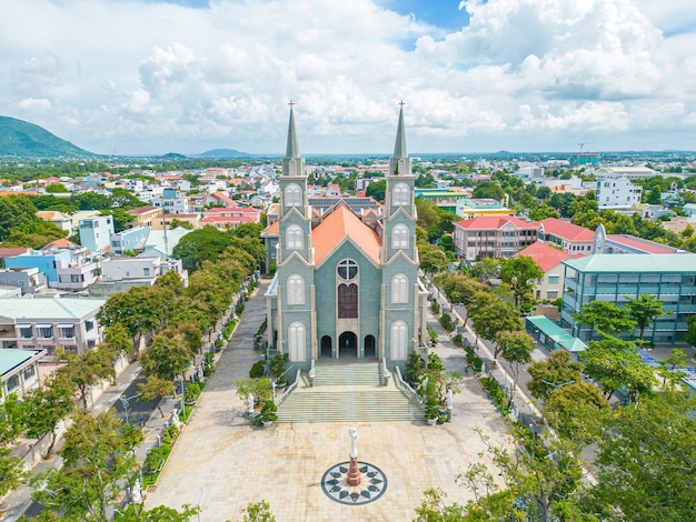 Vista de cima da Igreja Chanh Toa em Ba Ria Vung Tau A luz brilha na estátua da Virgem Maria