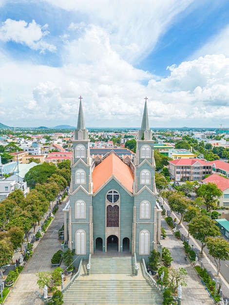 Vista de cima da Igreja Chanh Toa em Ba Ria Vung Tau A luz brilha na estátua da Virgem Maria