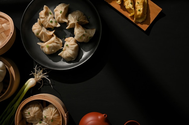 Vista de cima da mesa com bolinhos Dimsum, bule de chá e espaço de cópia no restaurante