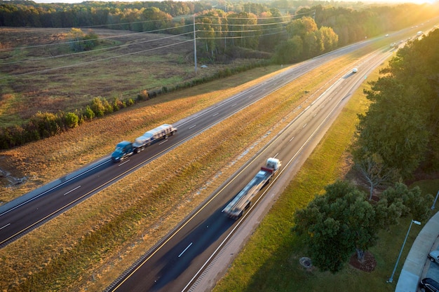 Vista de cima da movimentada rodovia americana com caminhões e carros em movimento rápido Conceito de transporte interestadual