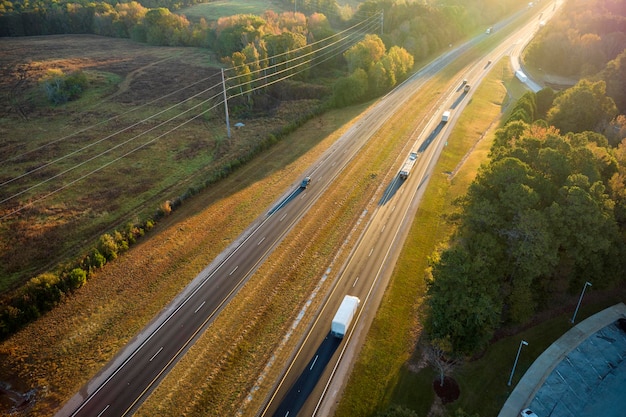 Vista de cima da movimentada rodovia americana com caminhões e carros em movimento rápido Conceito de transporte interestadual