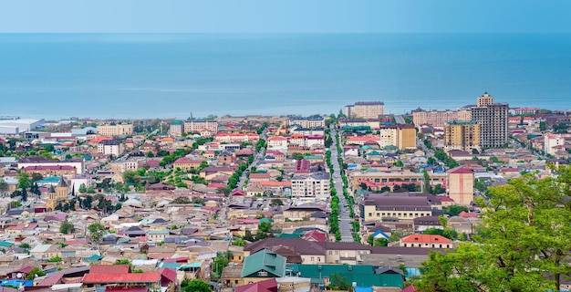 Vista de cima da muralha da cidadela para a cidade de Derbent e o Mar Cáspio