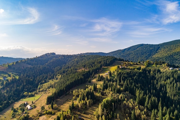 Vista de cima da paisagem montanhosa