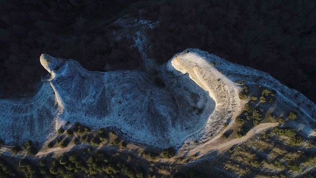 Foto vista de cima da pitoresca pedreira enormes penhascos de pedra e floresta beleza da natureza filmado aéreo para