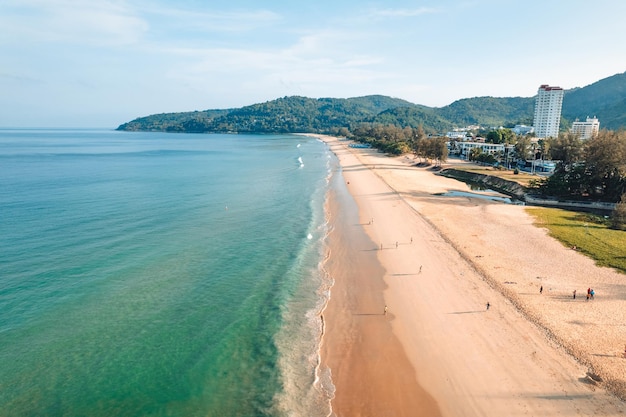 Vista de cima da praia e da ilha