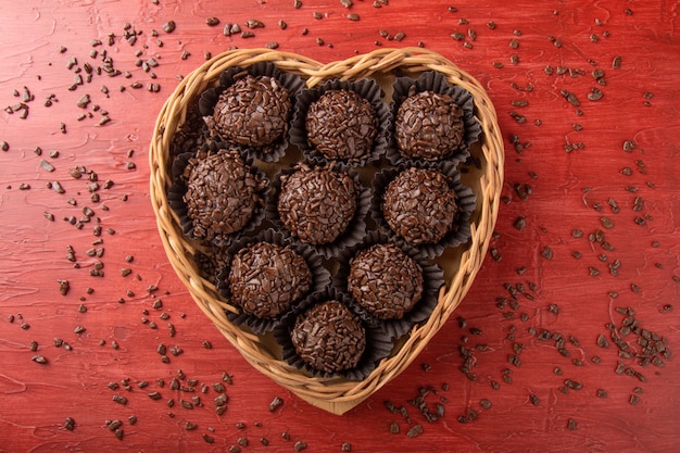 Vista de cima de brigadeiros típicos do Brasil em cesta em formato de coração