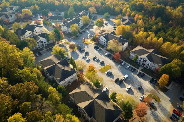 Vista de cima de condomínios residenciais de apartamentos entre árvores amarelas em área suburbana na Carolina do Sul, casas americanas como exemplo de desenvolvimento imobiliário nos subúrbios dos EUA