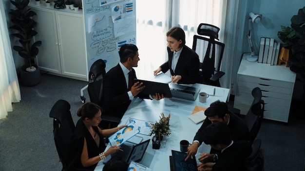 Foto vista de cima de empresários qualificados a trabalhar juntos na direcção de reunião