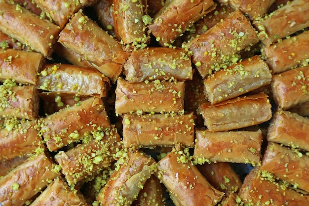 Vista de cima de pastéis de baklava cobertos com pistache picado