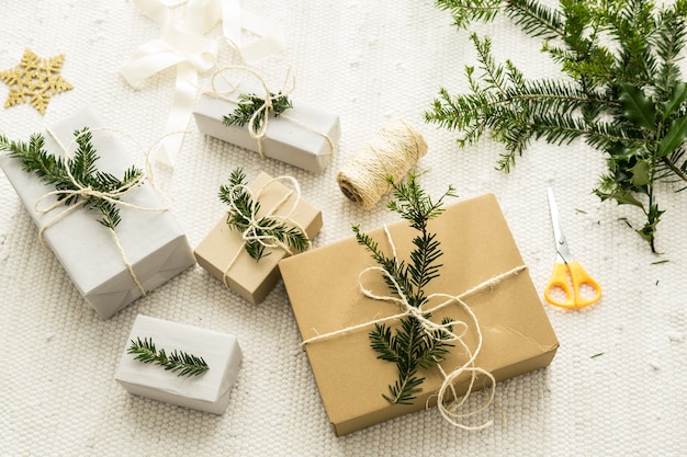 Vista de cima de presentes de Natal decorados com galhos de abeto