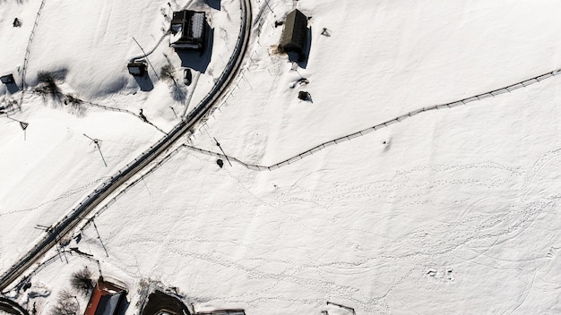 Foto vista de cima de uma cidade nevada nas montanhas vista aérea neve fria foto de alta qualidade